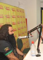 Gurmeet Ram Rahim Singh at Radio Mirchi studio for promoting his film MSG 2 with RJ Suren on 7th Sept 2015 (5)_55ee7be0961a1.JPG