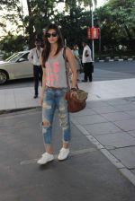 Kriti Sanon snapped at airport in Mumbai on 7th Sept 2015 (53)_55ee840a3c6f4.JPG