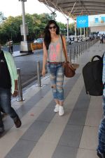 Kriti Sanon snapped at airport in Mumbai on 7th Sept 2015 (58)_55ee840d6a4ad.JPG