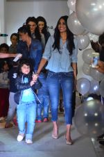 at Pepe Jeans kids wear launch in Mumbai on 10th Sept 2015 (27)_55f28be09fbee.JPG
