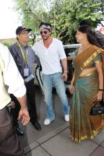 Shahrukh Khan snapped at  Airport for Dilwale shoot in Hyderabad on 14th Sept 2015 (54)_55f7caa47d38a.JPG