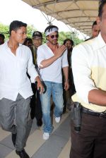 Shahrukh Khan snapped at  Airport for Dilwale shoot in Hyderabad on 14th Sept 2015 (66)_55f7caae07996.JPG