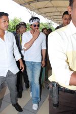 Shahrukh Khan snapped at  Airport for Dilwale shoot in Hyderabad on 14th Sept 2015 (67)_55f7caaed6142.JPG