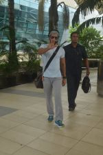 Farhan Akhtar snapped at airport on 20th Sept 2015  (15)_55ffaa666a360.JPG