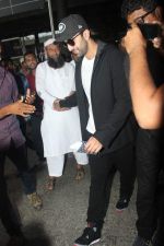 Ranbir Kapoor snapped at Airport on 22nd Sept 2015 (2)_560260a5253a4.JPG