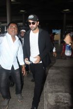 Ranbir Kapoor snapped at Airport on 22nd Sept 2015 (5)_560260a7dae59.JPG