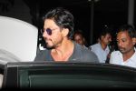 Shahrukh Khan snapped at Airport in Mumbai on 24th Sept 2015 (14)_56052e63587a5.JPG