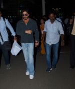 Shahrukh Khan snapped at Airport in Mumbai on 24th Sept 2015 (5)_56052e5a7d022.JPG