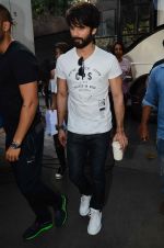 Shahid Kapoor snapped in Mumbai on 25th Sept 2015 (26)_5606b125af0ac.JPG