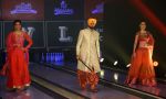 Akshay Kumar, Amy Jackson, Lara Dutta at JJ Valaya Singh in Bling fashion show on 28th Sept  2015 (53)_560a3bfabdb01.JPG