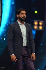 Farhan Akhtar on the sets of Farhan_s new show I can do that on Zee in Naigaon on 1st Oct 2015 (20)_560e961405328.JPG