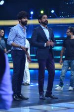 Shahid Kapoor and Alia Bhatt on the sets of Farhan_s new show I can do that on Zee in Naigaon on 1st Oct 2015 (12)_560e9623cc288.JPG