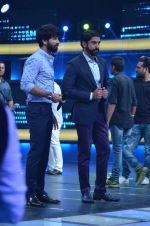 Shahid Kapoor and Alia Bhatt on the sets of Farhan_s new show I can do that on Zee in Naigaon on 1st Oct 2015 (14)_560e96255bc23.JPG