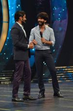 Shahid Kapoor and Alia Bhatt on the sets of Farhan_s new show I can do that on Zee in Naigaon on 1st Oct 2015 (35)_560e96f015b54.JPG