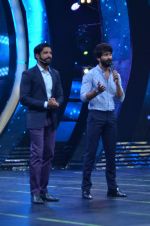 Shahid Kapoor and Alia Bhatt on the sets of Farhan_s new show I can do that on Zee in Naigaon on 1st Oct 2015 (36)_560e96f2a1d6a.JPG