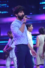 Shahid Kapoor and Alia Bhatt on the sets of Farhan_s new show I can do that on Zee in Naigaon on 1st Oct 2015 (5)_560e966ae7079.JPG