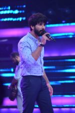 Shahid Kapoor and Alia Bhatt on the sets of Farhan_s new show I can do that on Zee in Naigaon on 1st Oct 2015 (7)_560e966ebc42b.JPG