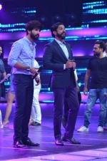 Shahid Kapoor and Alia Bhatt on the sets of Farhan_s new show I can do that on Zee in Naigaon on 1st Oct 2015 (8)_560e961ed2fb2.JPG