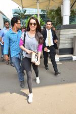 Shraddha Kapoor snapped at the domestic airport on 2nd Oct 2015 (1)_560fba7ac2e11.JPG