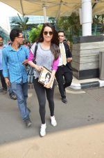 Shraddha Kapoor snapped at the domestic airport on 2nd Oct 2015 (22)_560fbaa30ddf7.JPG