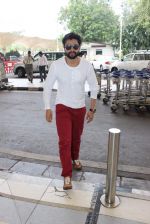 Jackky Bhagnani snapped at airport on 4th Oct 2015 (25)_561228aa180d4.JPG