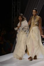 Model walk the ramp for Vaishali S show on day 1 of mazon india fashion week on 7th Oct 2015 (123)_5615534e987a4.JPG