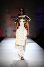 Model walk the ramp for Hemant and Nandita show on day 2 of Amazon india fashion week on 8th Oct 2015 (33)_56167eb41ba34.JPG