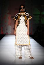 Model walk the ramp for Hemant and Nandita show on day 2 of Amazon india fashion week on 8th Oct 2015 (34)_56167eb50e581.JPG