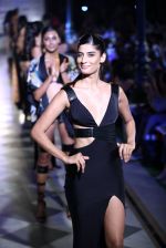 Model walk the ramp for Shivan Naresh on day 1 of Amazon india fashion week on 7th Oct 2015 (271)_56160ea7c685d.JPG
