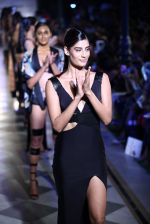 Model walk the ramp for Shivan Naresh on day 1 of Amazon india fashion week on 7th Oct 2015 (274)_56160eabc80ca.JPG