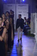 Model walk the ramp for Shivan Naresh on day 1 of Amazon india fashion week on 7th Oct 2015 (69)_56160d90d4347.JPG