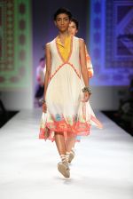Model walk the ramp for Tanvi Kedia show on day 2 of Amazon india fashion week on 8th Oct 2015 (57)_56167f9fbd4f3.JPG