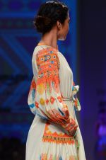 Model walk the ramp for Tanvi Kedia show on day 2 of Amazon india fashion week on 8th Oct 2015 (70)_56167fb0b7d93.JPG