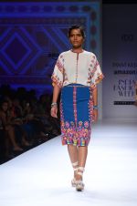 Model walk the ramp for Tanvi Kedia show on day 2 of Amazon india fashion week on 8th Oct 2015 (92)_56167fd8dddd5.JPG
