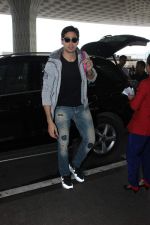 Sidharth Malhotra snapped at the airport on 9th Oct 2015 (13)_561925b53675b.JPG