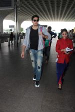 Sidharth Malhotra snapped at the airport on 9th Oct 2015 (22)_561925bf9e305.JPG