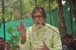 Amitabh Bachchan  celebrates his bday on 10th Oct 2015 (18)_561b54afe305a.JPG