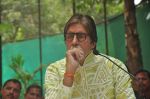 Amitabh Bachchan  celebrates his bday on 10th Oct 2015 (28)_561b54ba5a28e.JPG