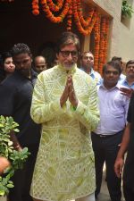 Amitabh Bachchan  celebrates his bday on 10th Oct 2015 (39)_561b550cdd7ec.JPG