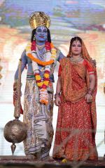 Vishnu & laxmi Playing the Ram leela at Luv Kush ram Leela committee at Lal Qila maidan in Delhi on 13th Oct 2015 (2)_561e04f3e105b.jpg