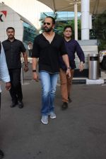Rohit Shetty snapped at airport on 16th Oct 2015 (8)_5623662274881.JPG