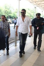 Ajay Devgan snapped at airport on 19th Oct 2015 (36)_5625f36a052d9.JPG