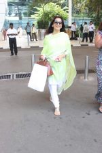 Juhi Chawla snapped at airport on 19th Oct 2015 (24)_5625f2ffee79c.JPG