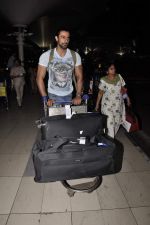 Kunal Kapoor snapped at airport on 19th Oct 2015 (5)_5625f308a062d.JPG