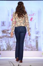 Deepika Padukone at Myntra fashion show on 20th Oct 2015 (17)_562744ac1d5e4.jpg