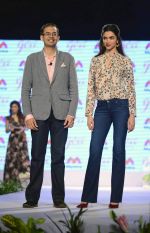 Deepika Padukone at Myntra fashion show on 20th Oct 2015 (25)_562744e77b76d.jpg