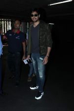 Sidharth Malhotra snapped at airport on 20th Oct 2015 (15)_562741c0d5a2d.JPG