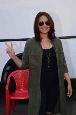 Sonakshi Sinha snapped at Mehboob on 20th Oct 2015 (23)_562746a57826c.JPG
