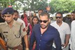 Salman Khan snapped at airport on 21st Oct 2015 (21)_56288f0fd6fed.JPG