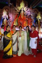 Kajol, Tanuja, Tanisha Mukherjee, Sharbani Mukherjee at North Bombay Sarbojanin Durga Puja 2015 on 22nd Oct 2015 (28)_5629c052e57d3.JPG